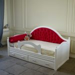 Lit bébé avec un dos mou rouge