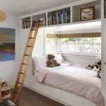 Lit d'enfant dans une niche près de la fenêtre