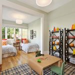 Chambre d'enfants pour deux enfants avec des lits adossés à la fenêtre