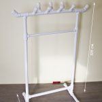 Cintre pour enfants dans le couloir