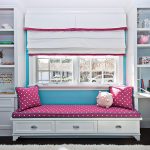 Chambre de fille avec un lit sous la fenêtre