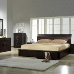 Grande chambre de luxe dans une maison de campagne avec une tête de lit à la fenêtre