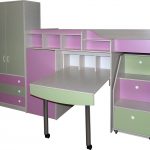 Mobilier violet pour une chambre d'adolescent
