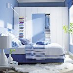 Situé dans une petite chambre