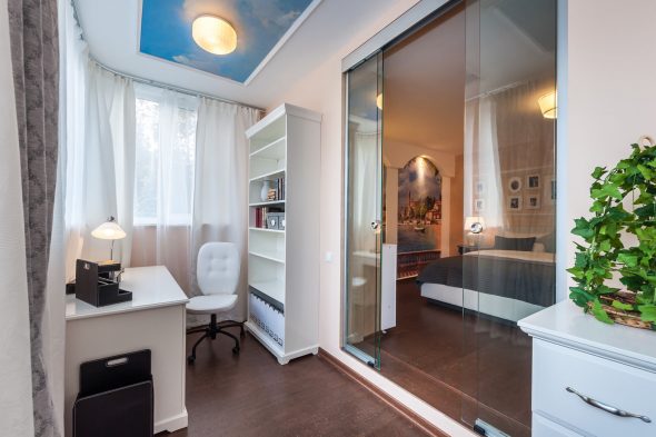 L'intérieur du meuble dans la chambre