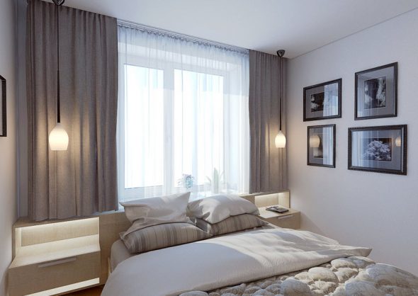L'intérieur d'une petite chambre avec un lit situé au milieu de la pièce, tête de lit à la fenêtre