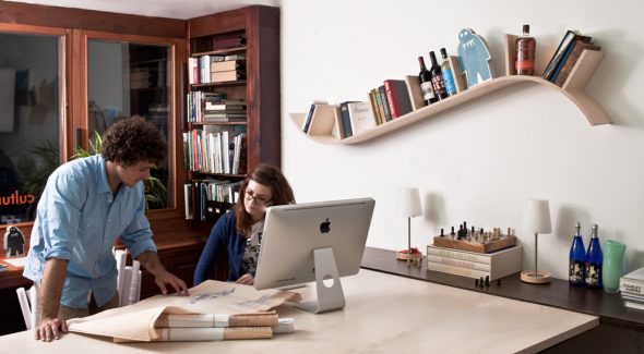 Une bibliothèque de forme inhabituelle