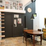 Bibliothèque avec un coin salon au deuxième étage