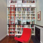 Salle de lecture avec une chaise confortable