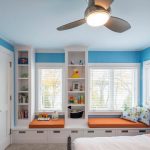 Chambre pour un garçon avec un podium à la fenêtre
