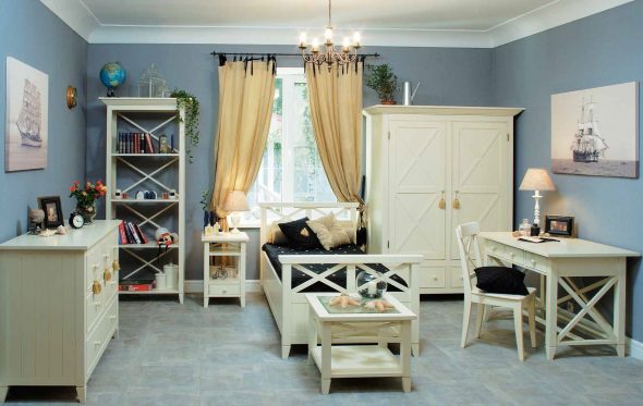Navires de chambre avec lit et table