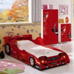 La chambre d'un adolescent, décorée avec les éléments de la formule 1