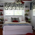 Belle chambre blanche avec stores en tissu et un lit près de la fenêtre