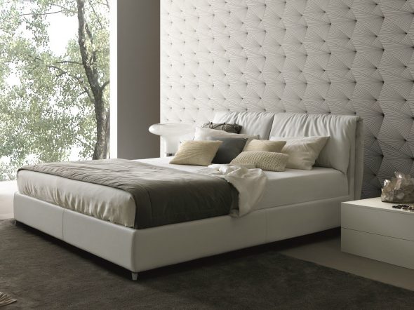 Beau lit moelleux avec des couvertures amovibles