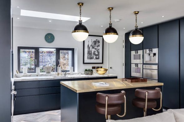 Belle cuisine moderne aux couleurs sombres