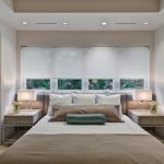 Belle chambre moderne avec une tête de lit près de la fenêtre