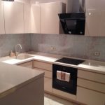 Belle cuisine lumineuse avec éclairage supplémentaire