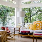 Rouge, jaune, bleu dans l'aménagement intérieur d'une grande pièce lumineuse