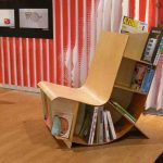 Chaise de lecture avec étagères