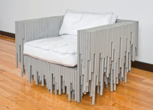 une chaise faite de matériaux inhabituels