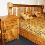 Lit et commode en bois avec leurs propres mains