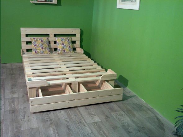 Lit d'une palette avec des tiroirs