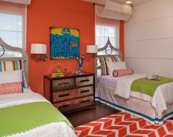 Chambre d'enfants avec deux lits à la fenêtre
