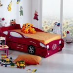 Lit-voiture pour le bébé