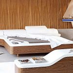 ongebruikelijk vormgegeven bed met houten afwerking