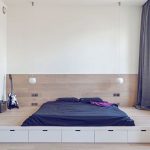 Podium de lit à l'intérieur du logo