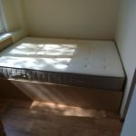 Bed-podium dans une petite niche