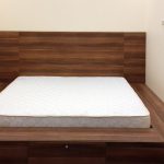 Bed-podium dans la niche derrière l'écran