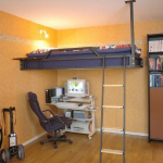 Le lit attaché au plafond