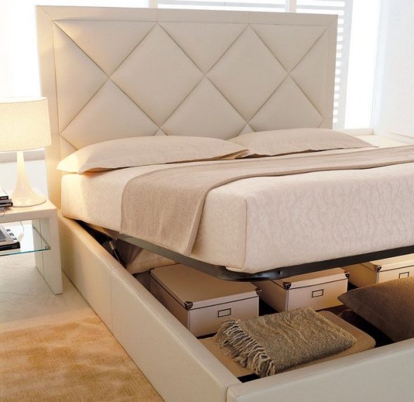Lit avec des niches pour le linge