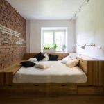 Lit dans une petite pièce avec un mur de briques