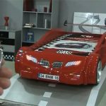 Lit sous la forme de la voiture pour la chambre du garçon