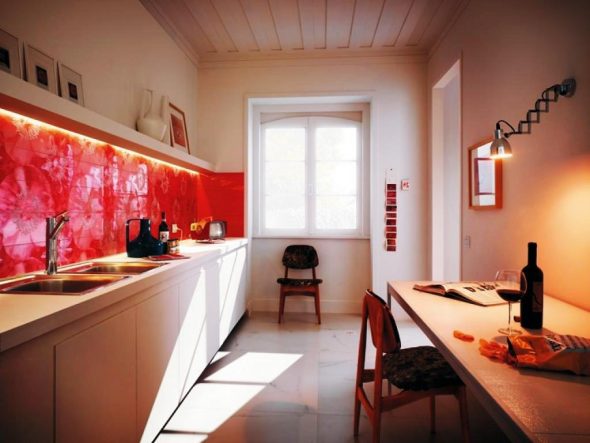 Cuisine avec un tablier de cuisine rouge