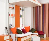 Petite chambre avec un lit au dessus
