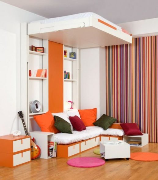 Petite chambre avec un lit au dessus