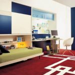 Petite chambre meublée avec lit pliant pour garçon