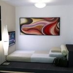 Petite chambre avec un podium