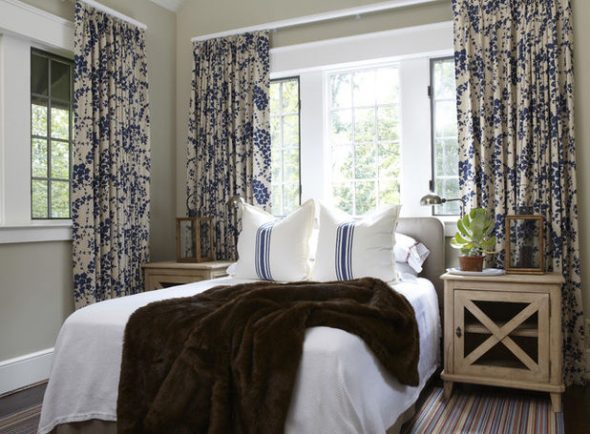 Petite chambre rustique avec tête de lit
