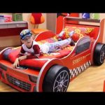 Lit de voiture pour le garçon dans la chambre