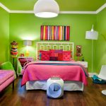 Verde saturado con hermosos elementos en la habitación de la niña.