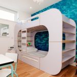 Lit superposé inhabituel sous une fenêtre étroite à l'intérieur