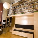 Armoire inhabituelle avec des étagères