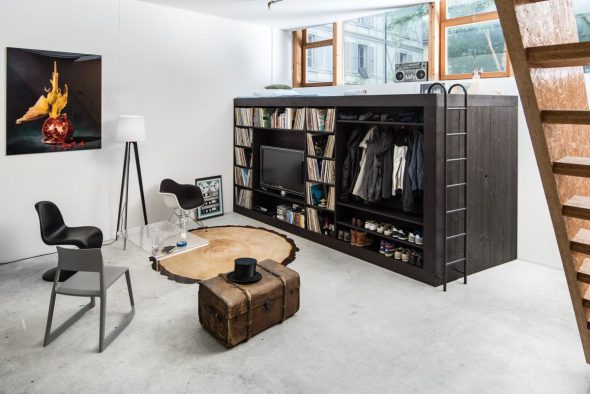 Mobilier insolite avec coin salon et placards