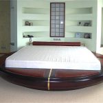 Chambre insolite avec un lit rond avec insertions pour s'asseoir