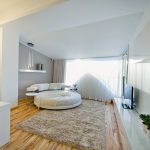Disposition inhabituelle de la chambre avec un lit rond