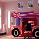 Lit de bus inhabituel avec une table intégrée à l'intérieur